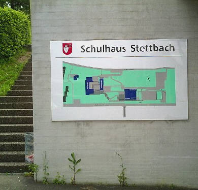 Schulhaus Stettbach Zrich-Schwamendingen. Ganz in Beton. Zum Glck sind die Schler hier intelligenter als die Betonkpfe, die diese Schule haben bauen lassen.