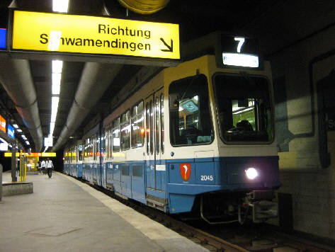 7er Tram VBZ Zri-Linie Richtung Schwamendiongen in der Tramstation Schrlistrasse Zrich